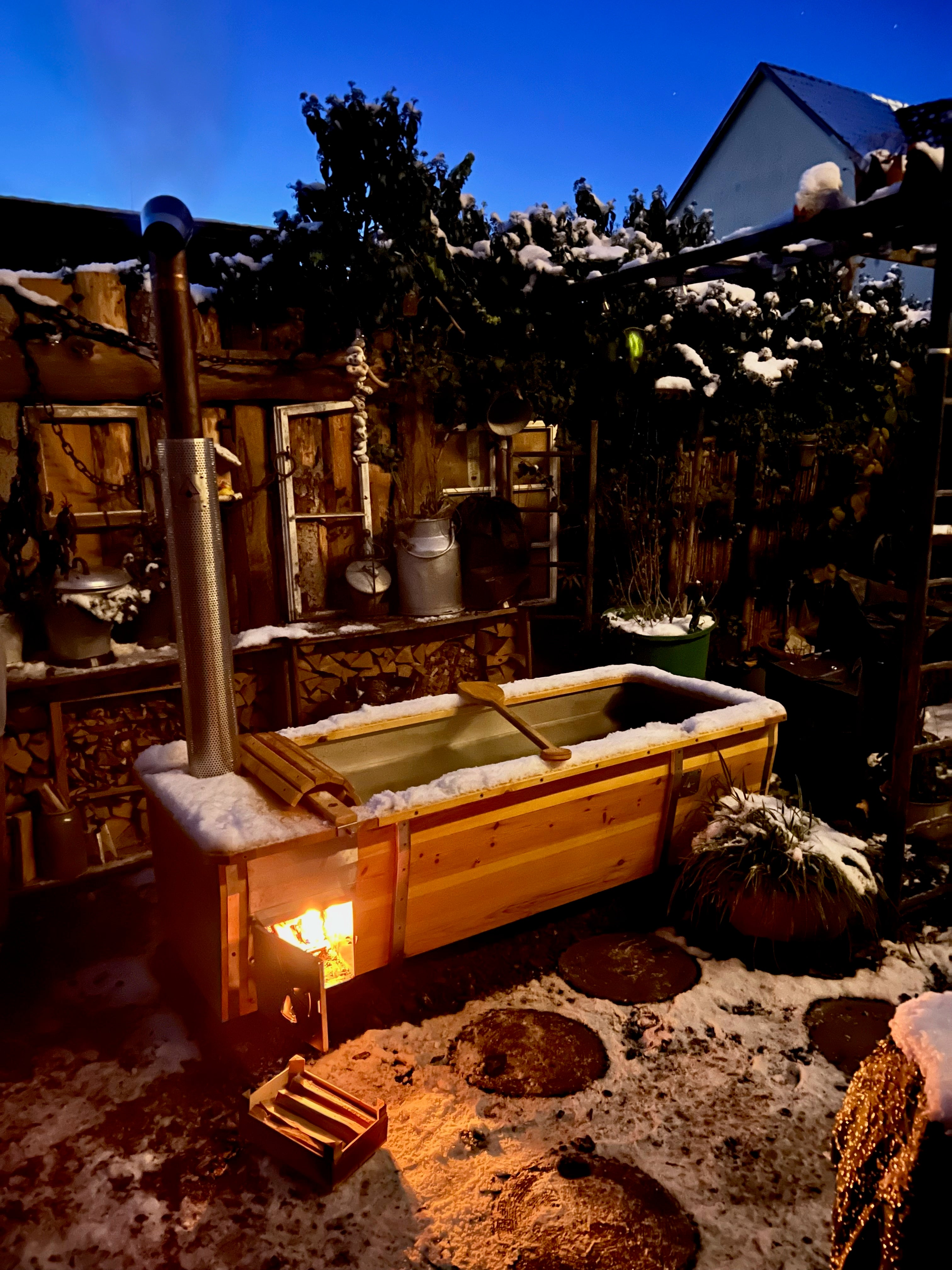 Outdoor Badewanne mit Holzofen im Winter