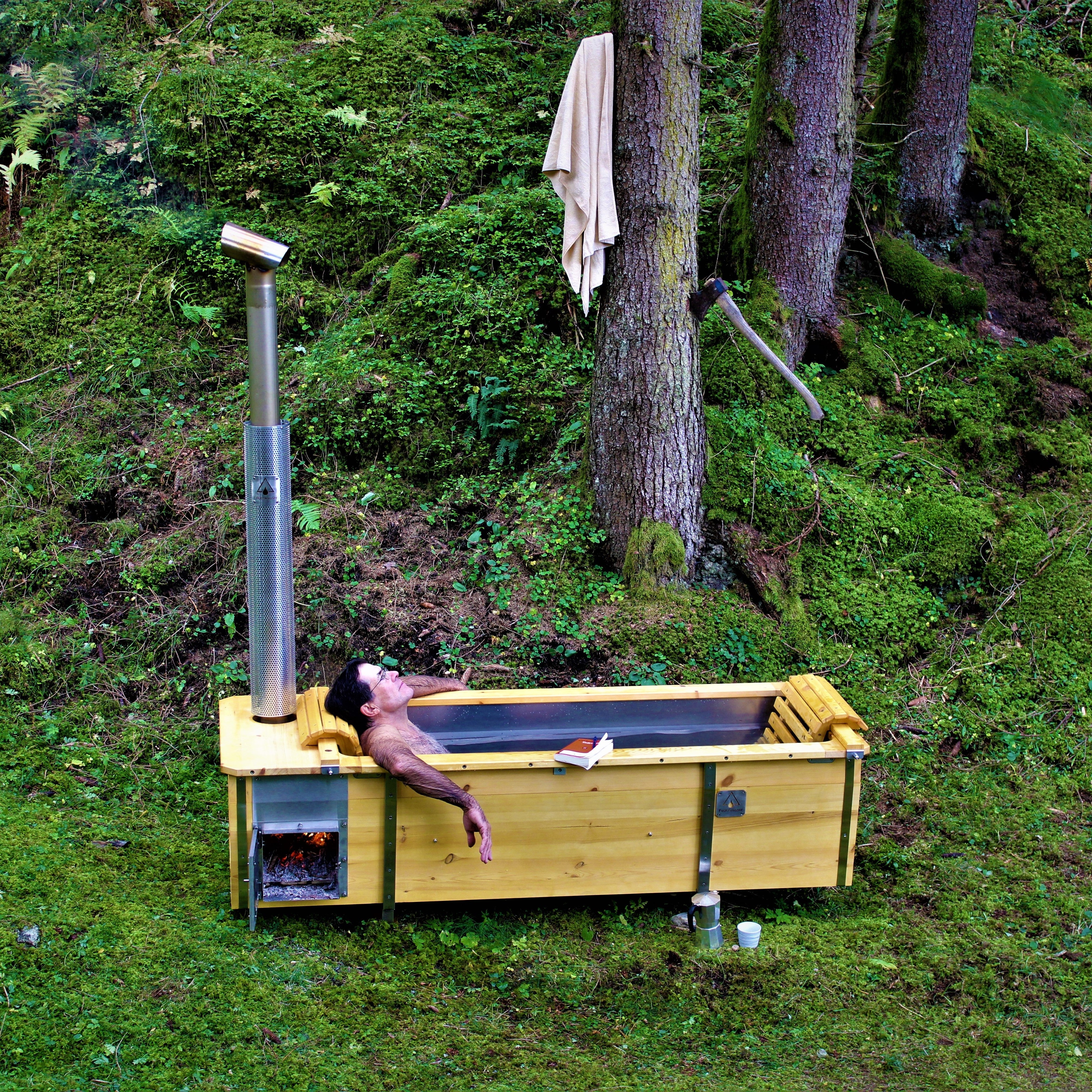 Outdoor Badewanne zum Einheizen im Wald