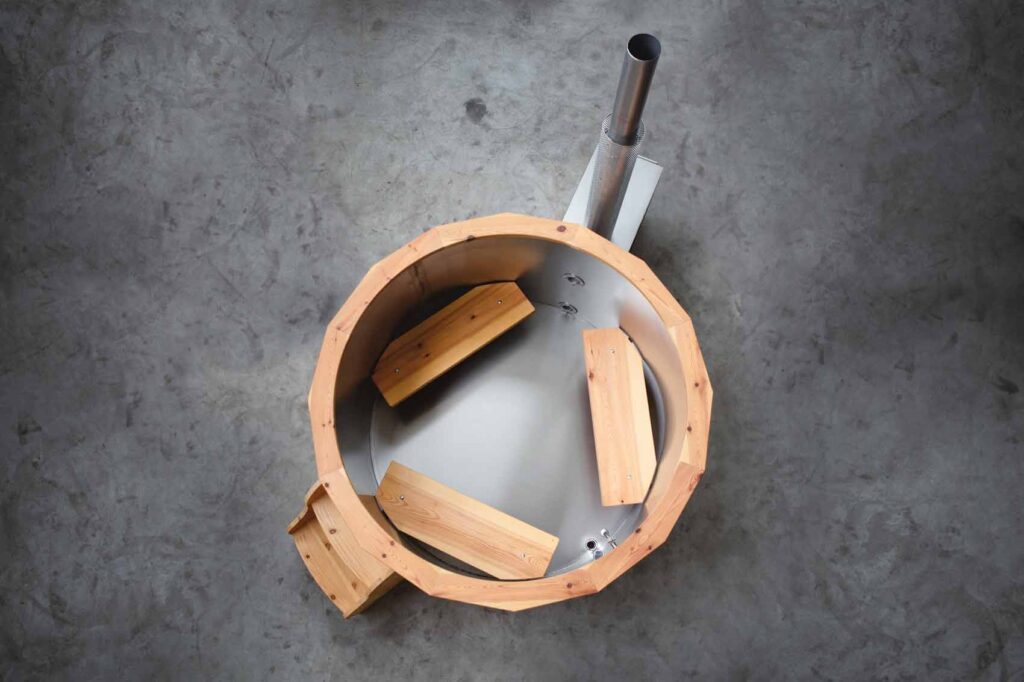 Feuerwasser Badefass mit den besten Badefass Materialien: Edelstahl und Holz-Verkleidung