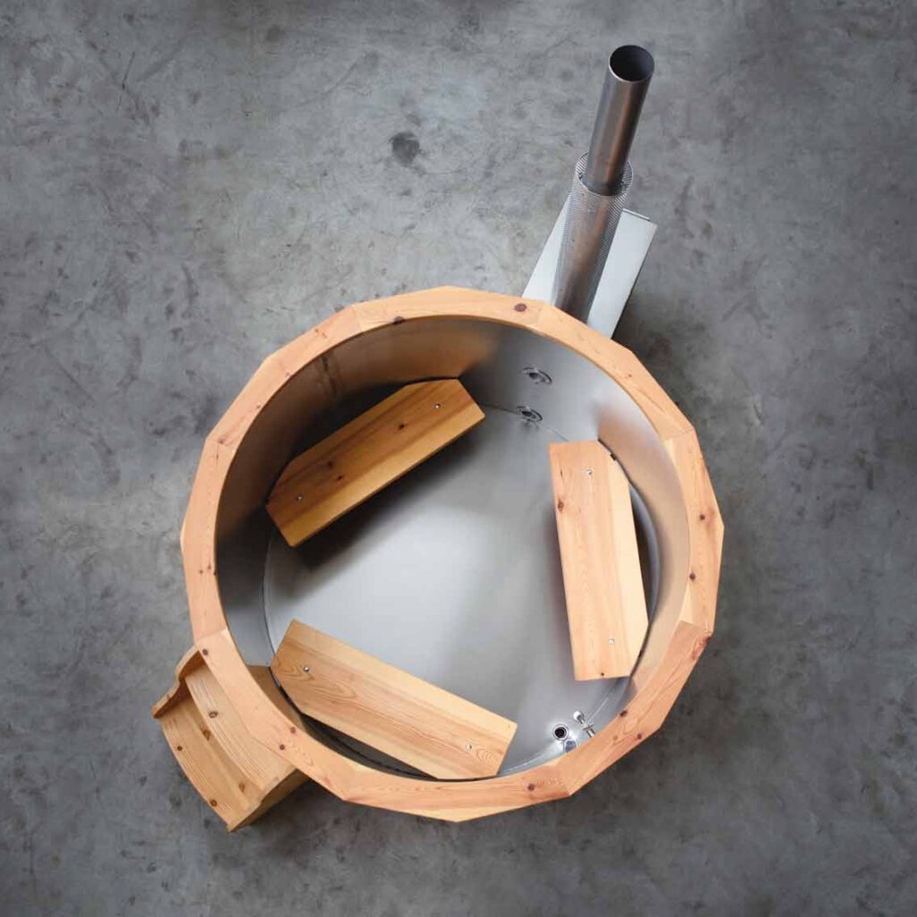 Feuerwasser Badefass mit den besten Badefass Materialien: Edelstahl und Holz-Verkleidung