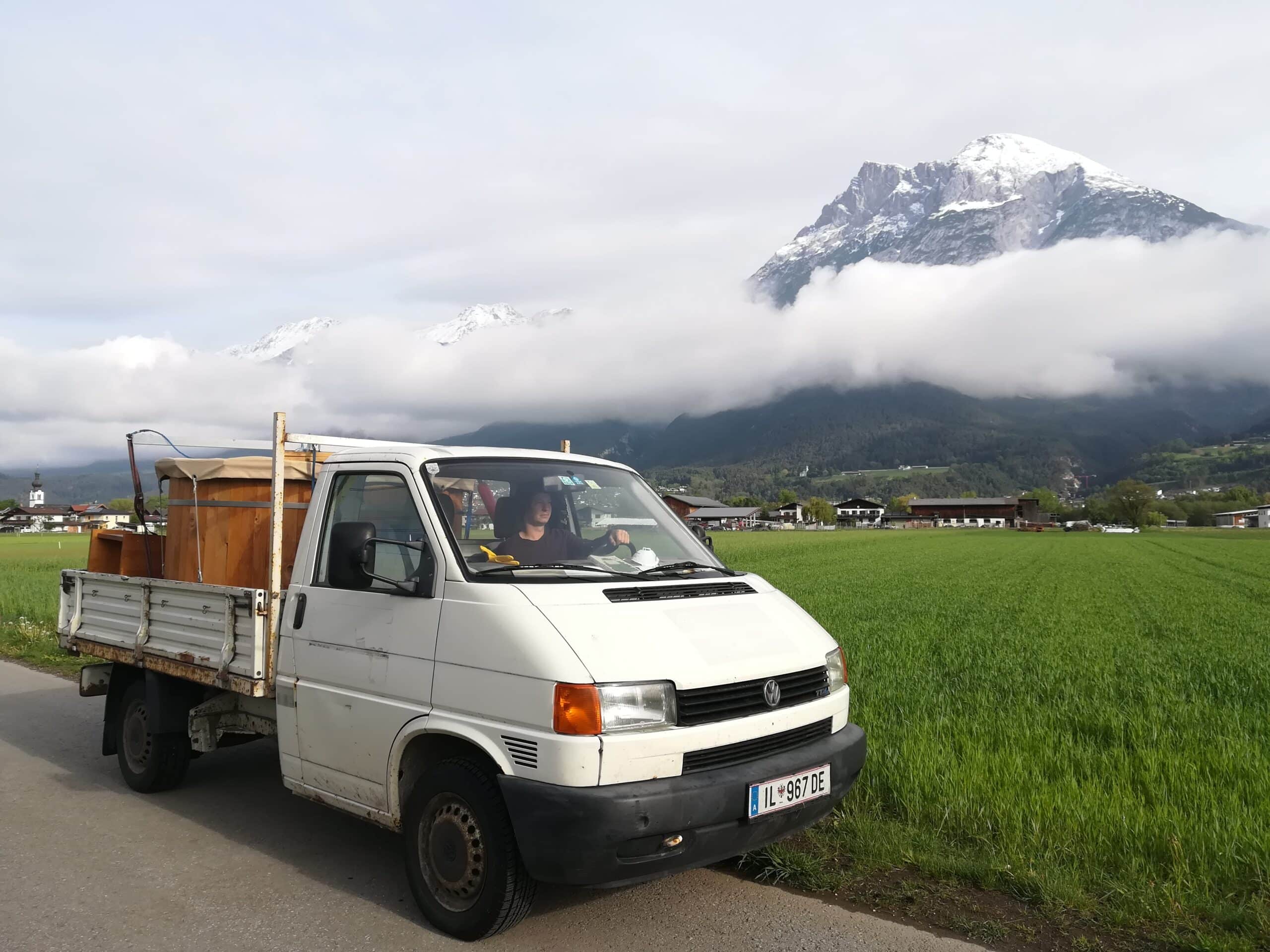 Auslieferungen der Gartenbadewannen und Badefässer mit der Pritsche