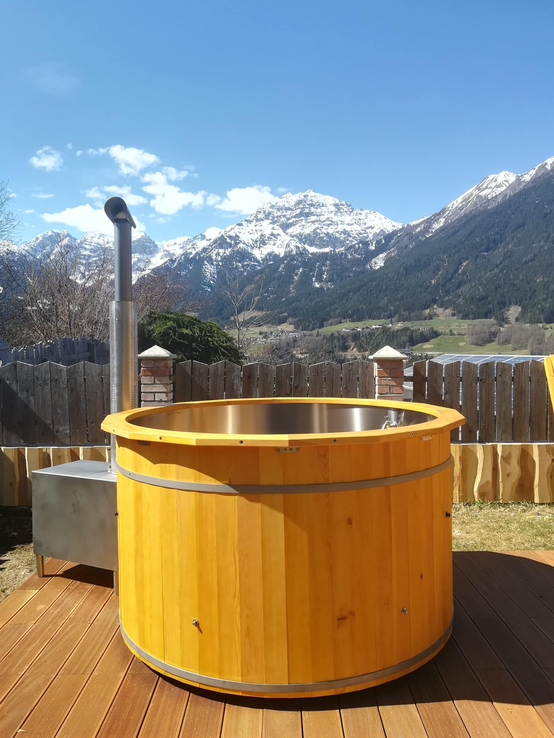 Badefass von Feuerwasser auf Holzterrasse
