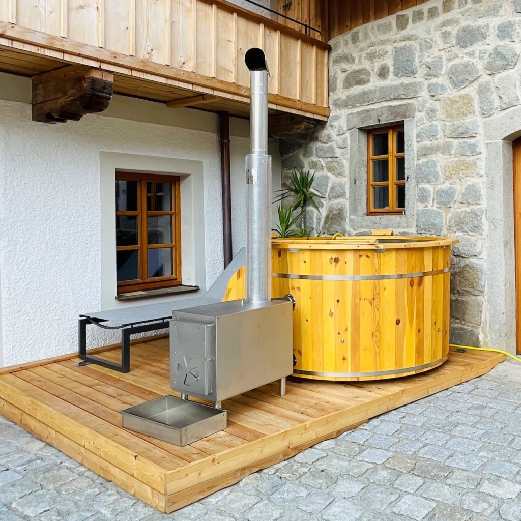 Badefass mit Außenofen im Hof