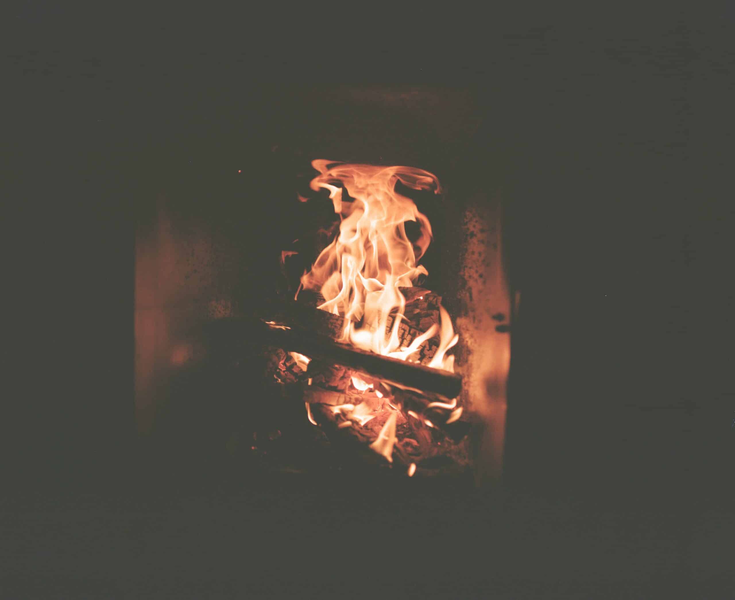Feuer im Ofen vom Badefass von Feuerwasser