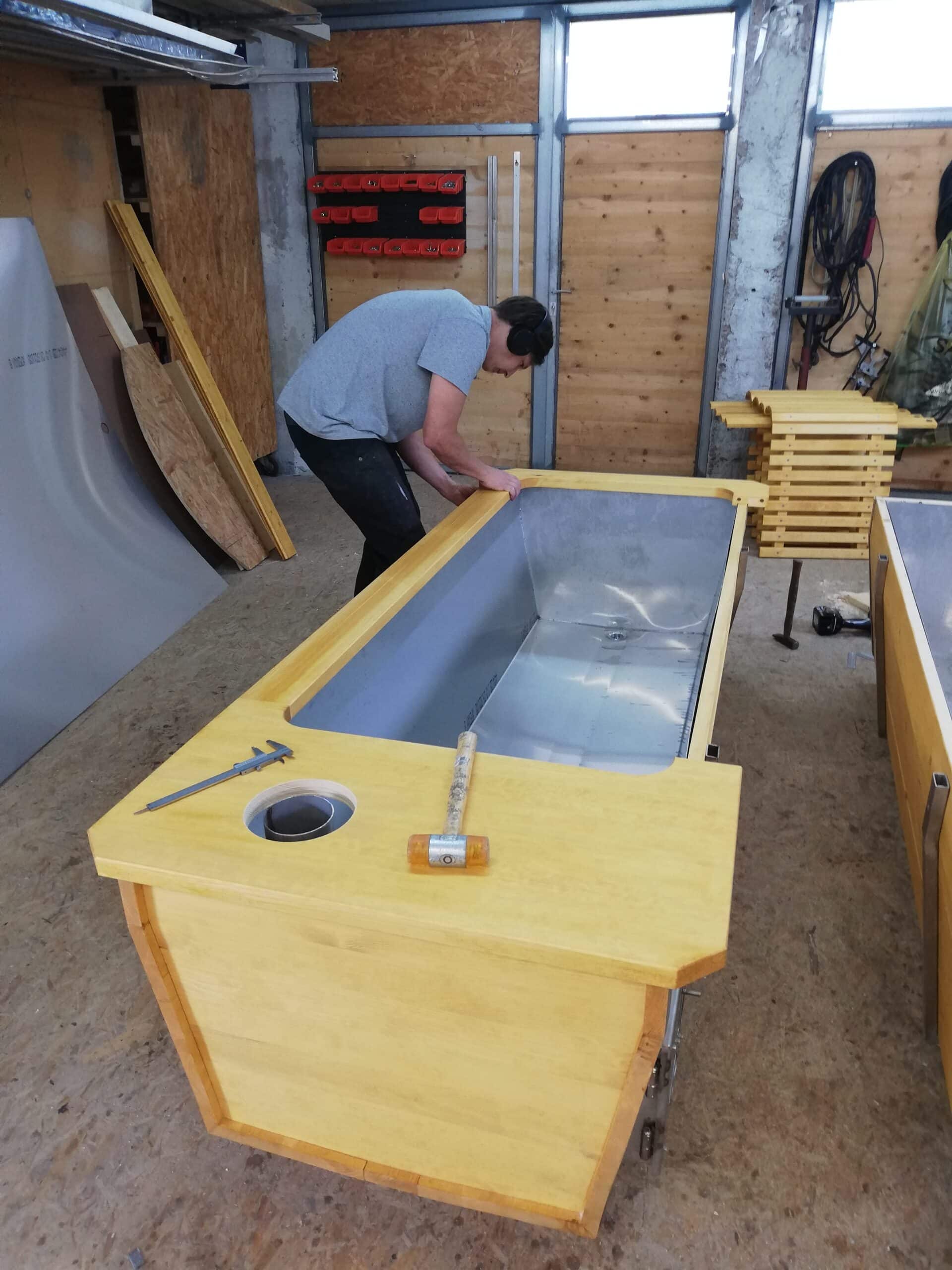 Gartenbadewanne wird gebaut