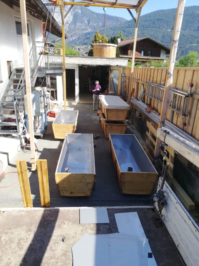 Gartenbadewannen in Einfahrt