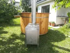 Holzbadefass mit externem V4A-Außenofen im Garten von Feuerwasser