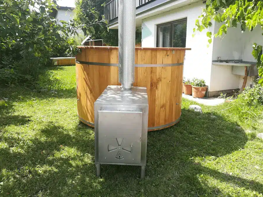 Holzbadefass mit externem V4A-Außenofen im Garten von Feuerwasser