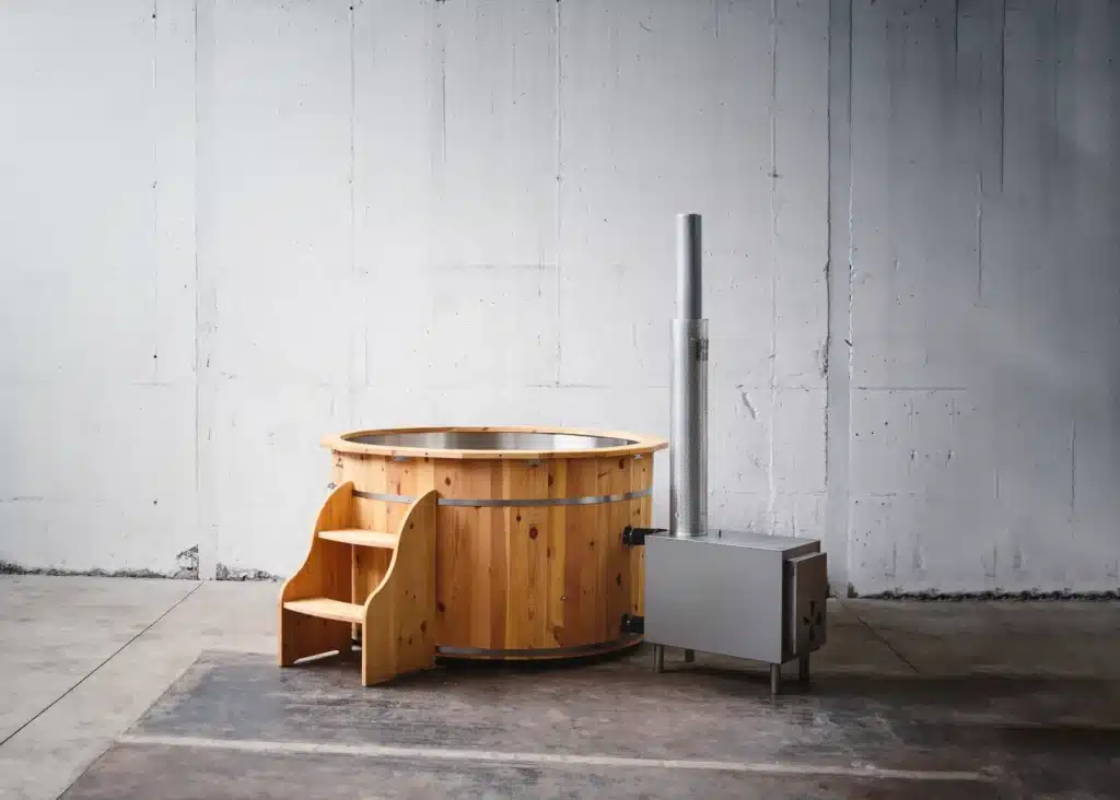 Badefass aus Kiefer-Vollholz und V4A Edelstahl mit externem Holzofen von Feuerwasser