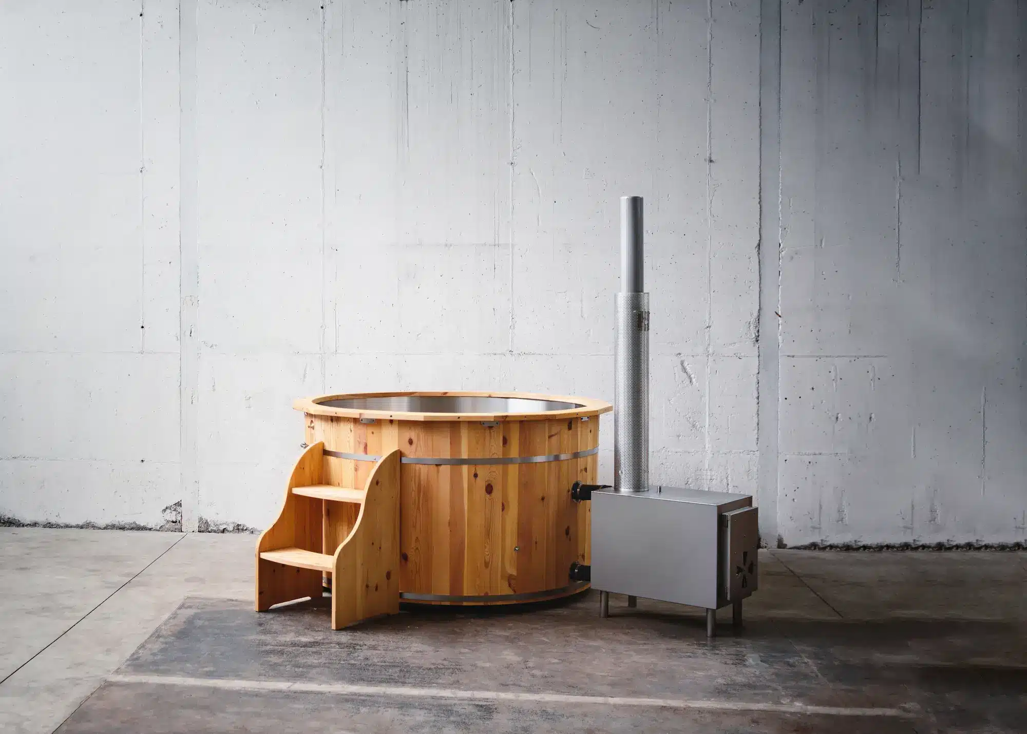 Badefass aus Kiefer-Vollholz und V4A Edelstahl mit externem Holzofen von Feuerwasser