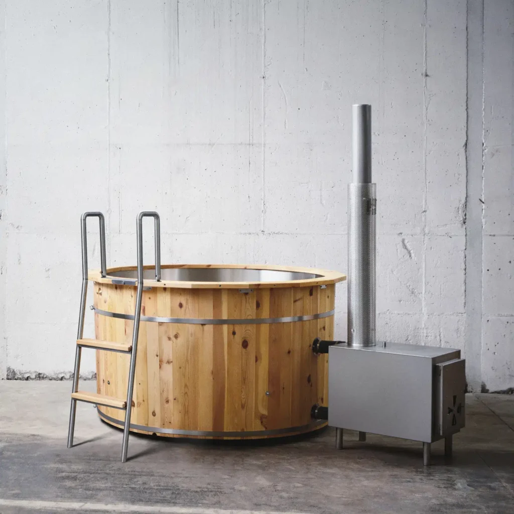 Badefass von Feuerwasser mit Edelstahl-Einstiegsleiter und Außenofen aus Edelstahl