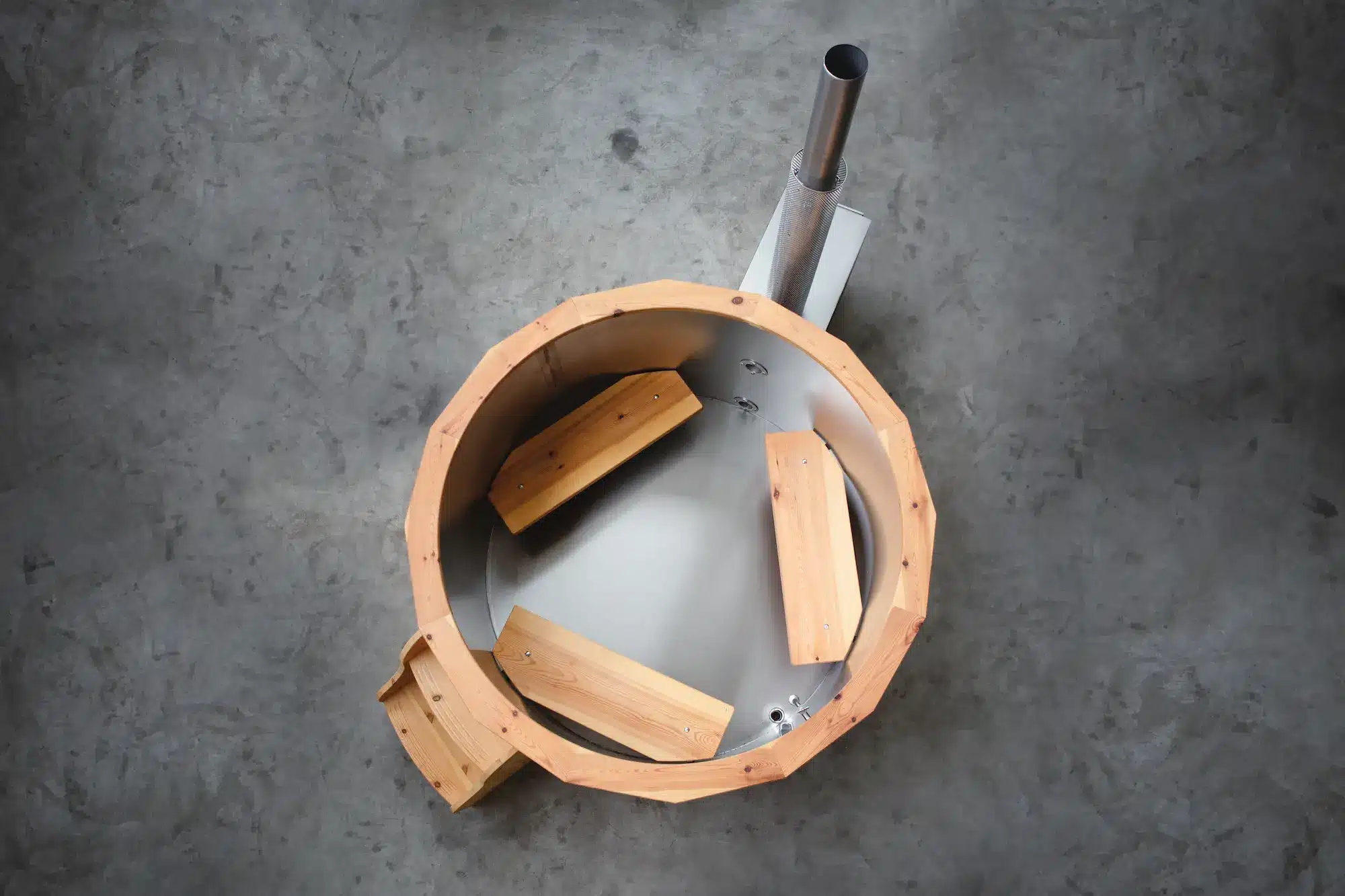 Badefass von oben mit drei Holz-Doppelsitzbänken von Feuerwasser