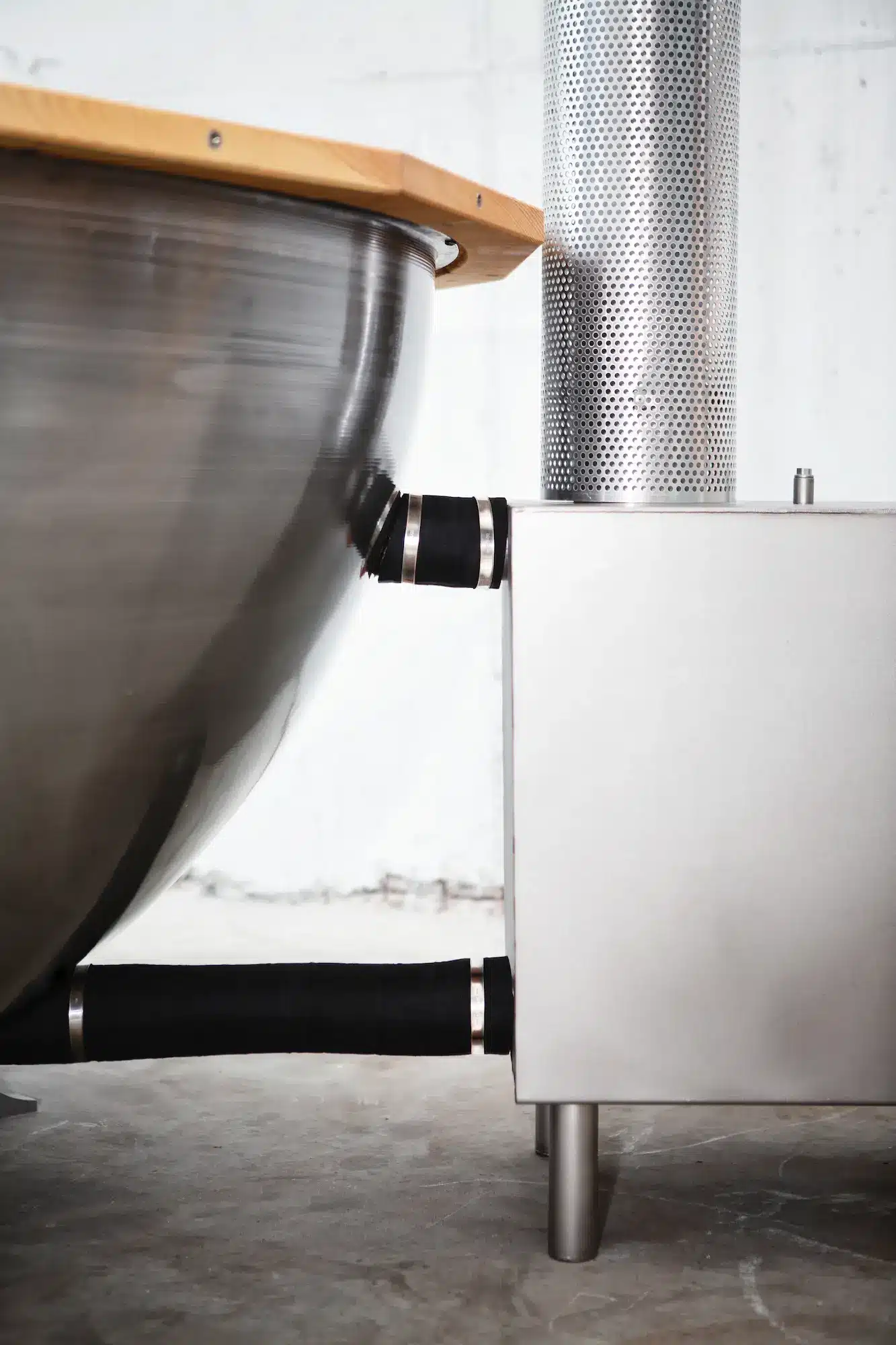 Ugnsanslutningar i rostfritt stål på badtunnan med anslutning till utomhusugnen