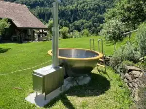 Outdoor-Badewanne aus V4A-Edelstahl mit Holzofen im Garten – die Feuerwasser Tasse