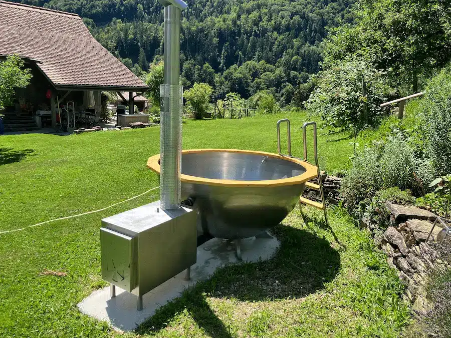 Outdoor-Badewanne aus V4A-Edelstahl mit Holzofen im Garten – die Feuerwasser Tasse