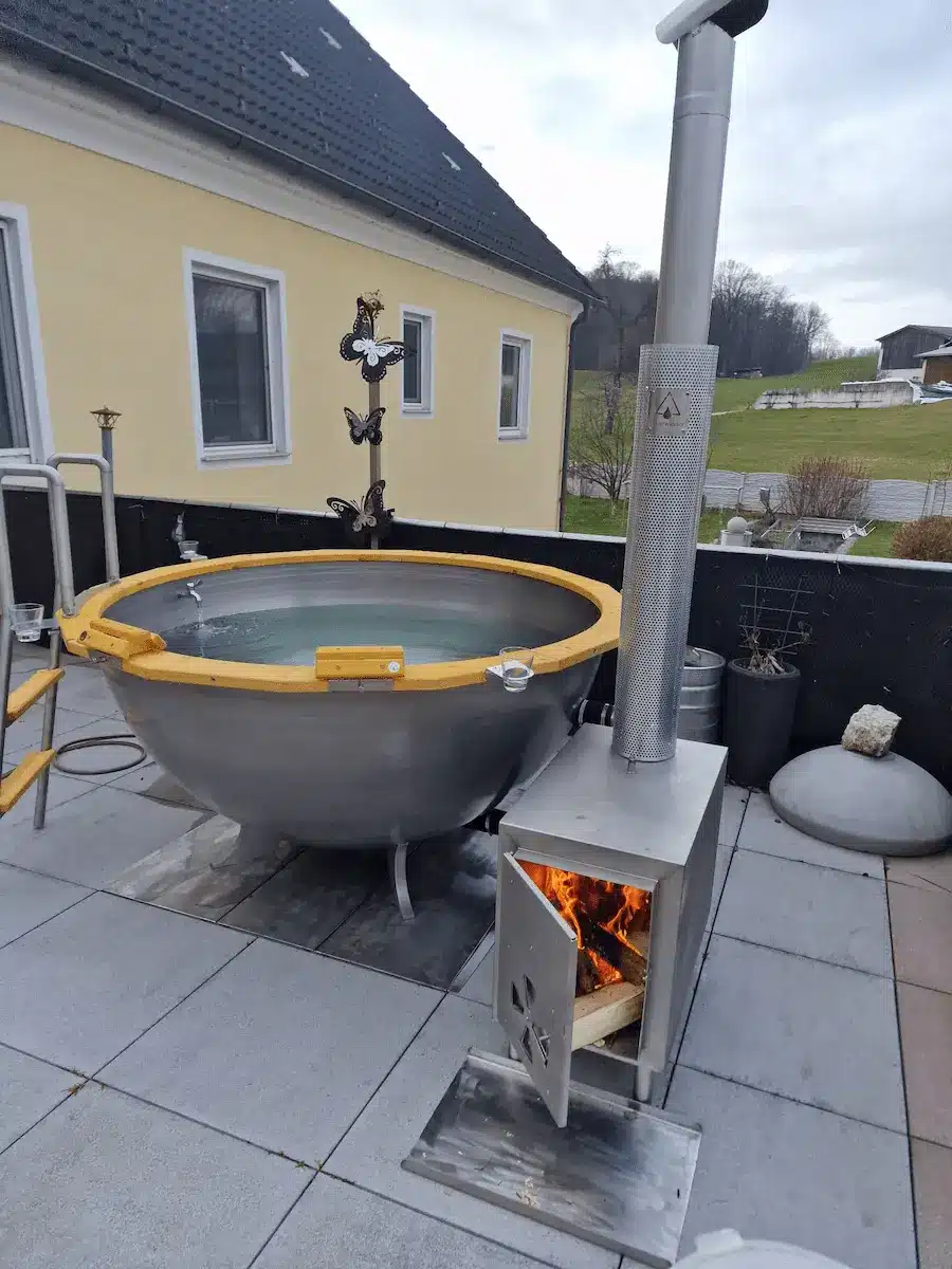 Badezuber von Feuerwasser aus V4A-Edelstahl mit Holzofen auf Terrasse