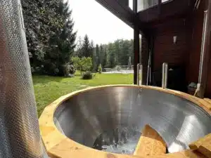 Nahaufnahme vom Badezuber aus V4A-Edelstahl von Feuerwasser im Garten beim Wassereinlassen