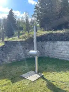 Edelstahl-Gartendusche von Feuerwasser direkt am Steg eines stillen Waldsees – ein Ort für Menschen, die echte Momente suchen. Kaltes Wasser, brennende Farben am Edelstahlrohr und Natur ohne Filter. Ein Outdoor-Ritual zwischen See, Wald und Himmel, gemacht für Freiheitsmenschen.