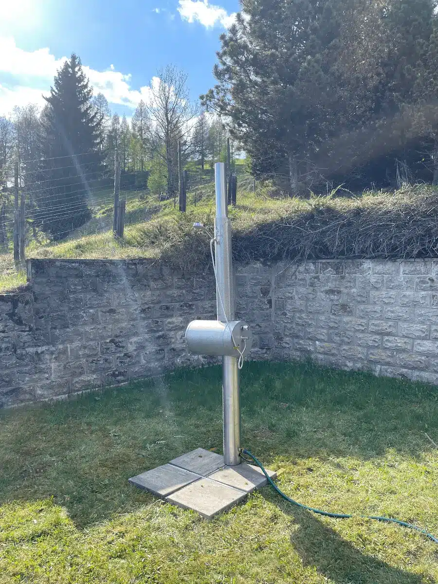 Edelstahl-Gartendusche von Feuerwasser direkt am Steg eines stillen Waldsees – ein Ort für Menschen, die echte Momente suchen. Kaltes Wasser, brennende Farben am Edelstahlrohr und Natur ohne Filter. Ein Outdoor-Ritual zwischen See, Wald und Himmel, gemacht für Freiheitsmenschen.