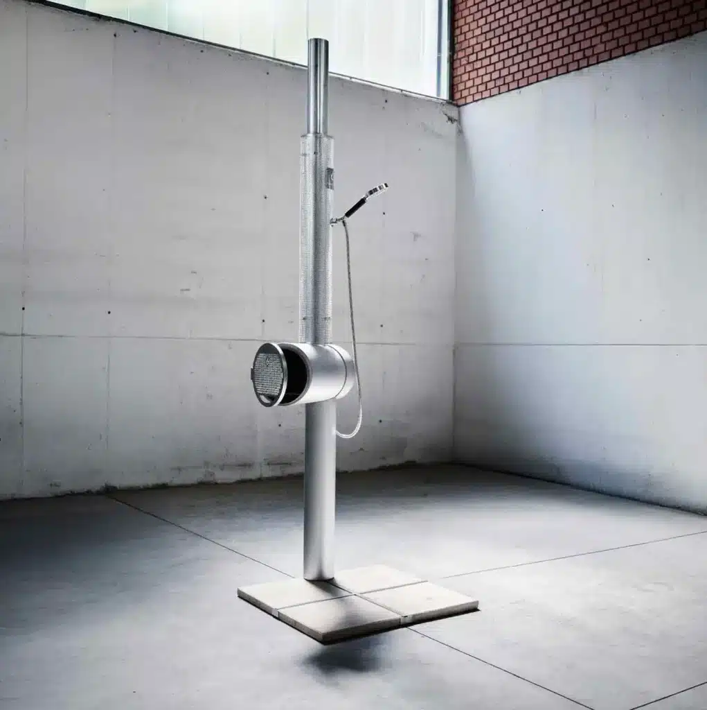 Gartendusche aus Edelstahl mit Holzofen auf einem Plattenständer in der Werkstatt von Feuerwasser