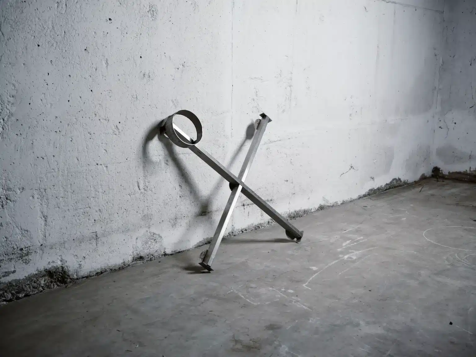 Plattenständer aus Edelstahl für die Feuerwasser Gartendusche – mobile Aufstelllösung für 4 Beton- oder Waschbetonplatten, stabil und ohne Bodenverankerung.