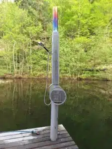 Feuerwasser Edelstahl-Gartendusche am Steg vor ruhigem Waldsee