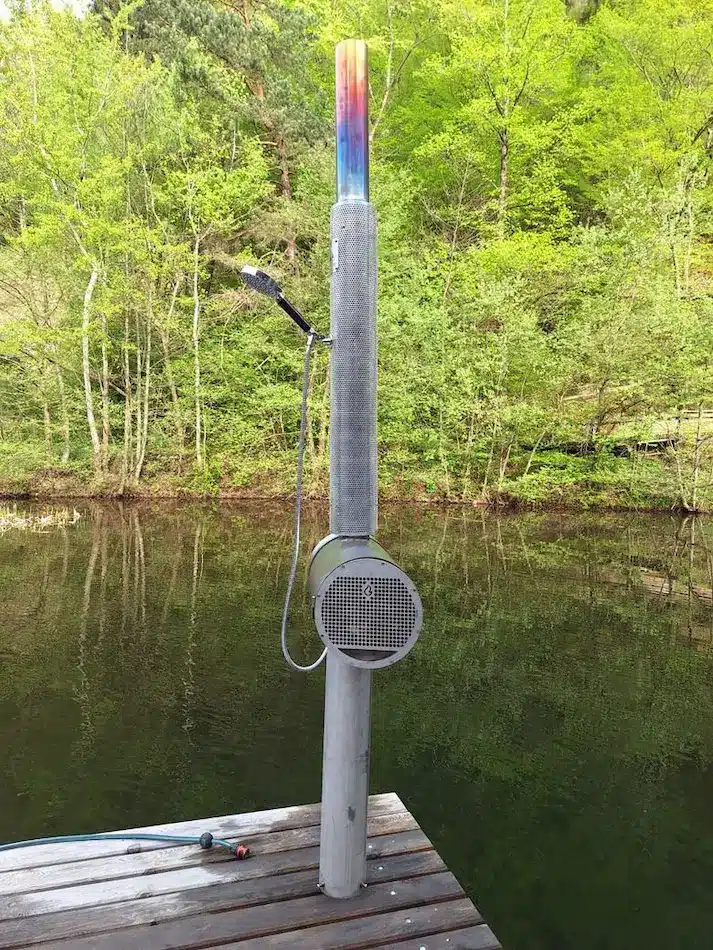 Feuerwasser Edelstahl-Gartendusche am Steg vor ruhigem Waldsee