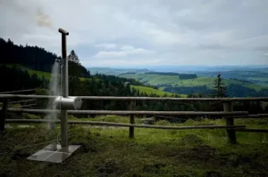 Feuerwasser Edelstahl-Gartendusche im Einsatz vor weitem Berg- und Wiesenpanorama