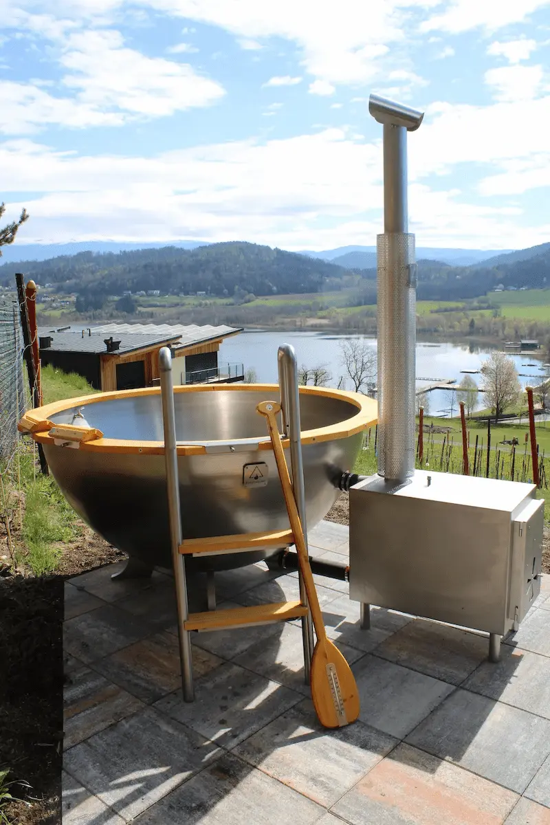 Feuerwasser Badezuber aus 4 mm V4A-Edelstahl bei der Längseeleitn mit Holzofen und Panoramablick über See und Berge