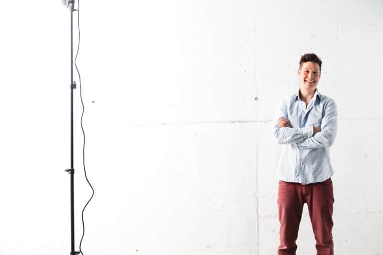 Martin Auer Gründer von Feuerwasser Portraitfoto vor heller Wand