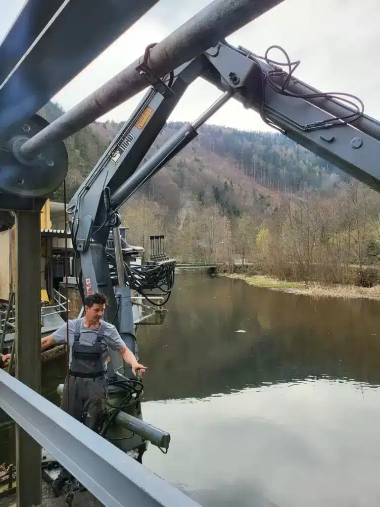 Martin Auer am Wasserkraftwerk – nachhaltige Energie für die Produktion von Outdoor-Badewannen, Badezubern und Gartenduschen