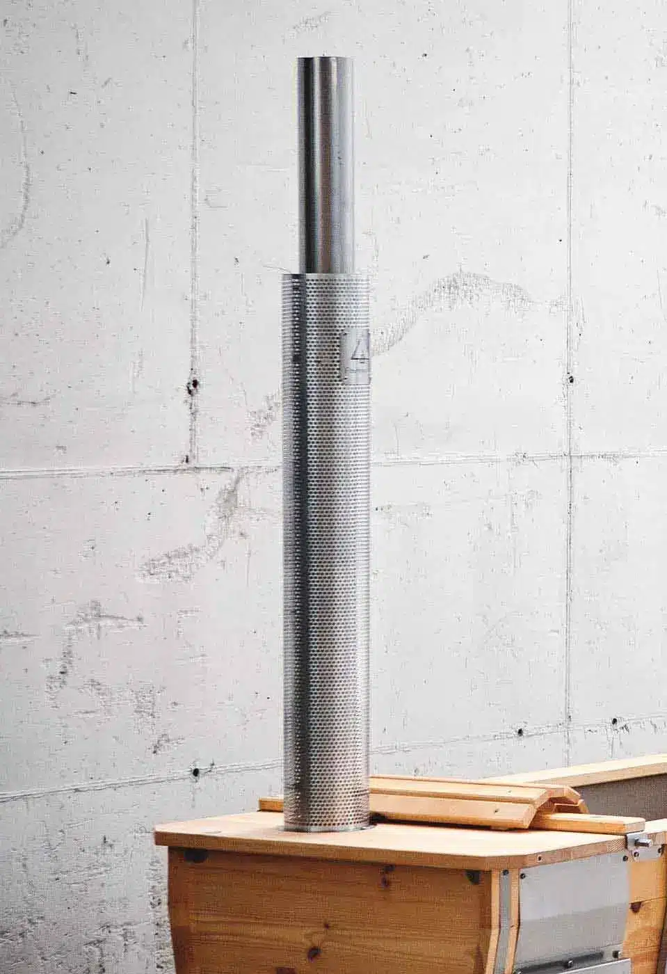 Abgasrohr aus Edelstahl mit Aluminium-Hitzeschutz der Outdoor-Badewanne von Feuerwasser, im Lieferumfang enthalten