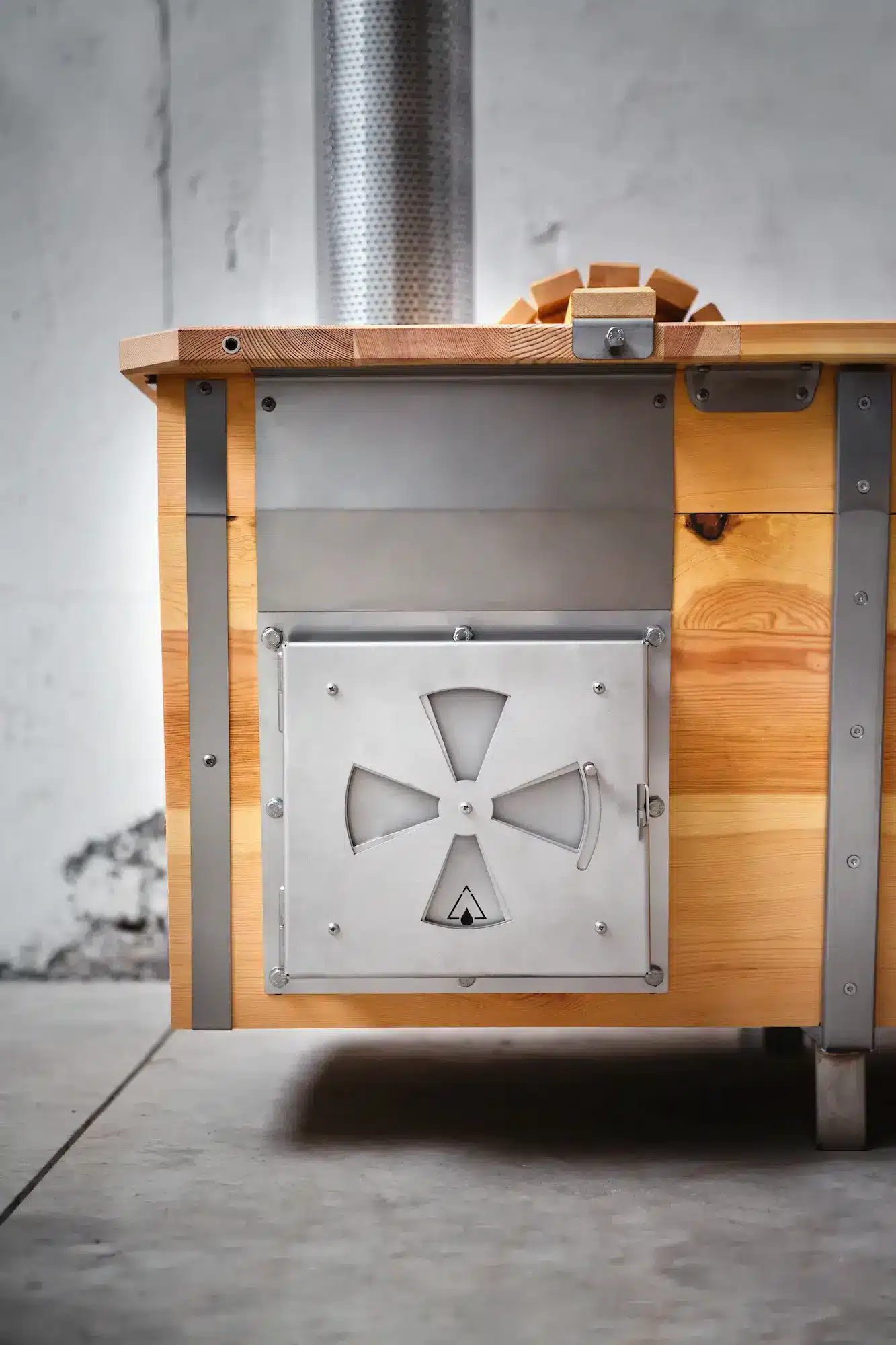 Detailaufnahme des Holzofens der Outdoor-Badewanne von Feuerwasser