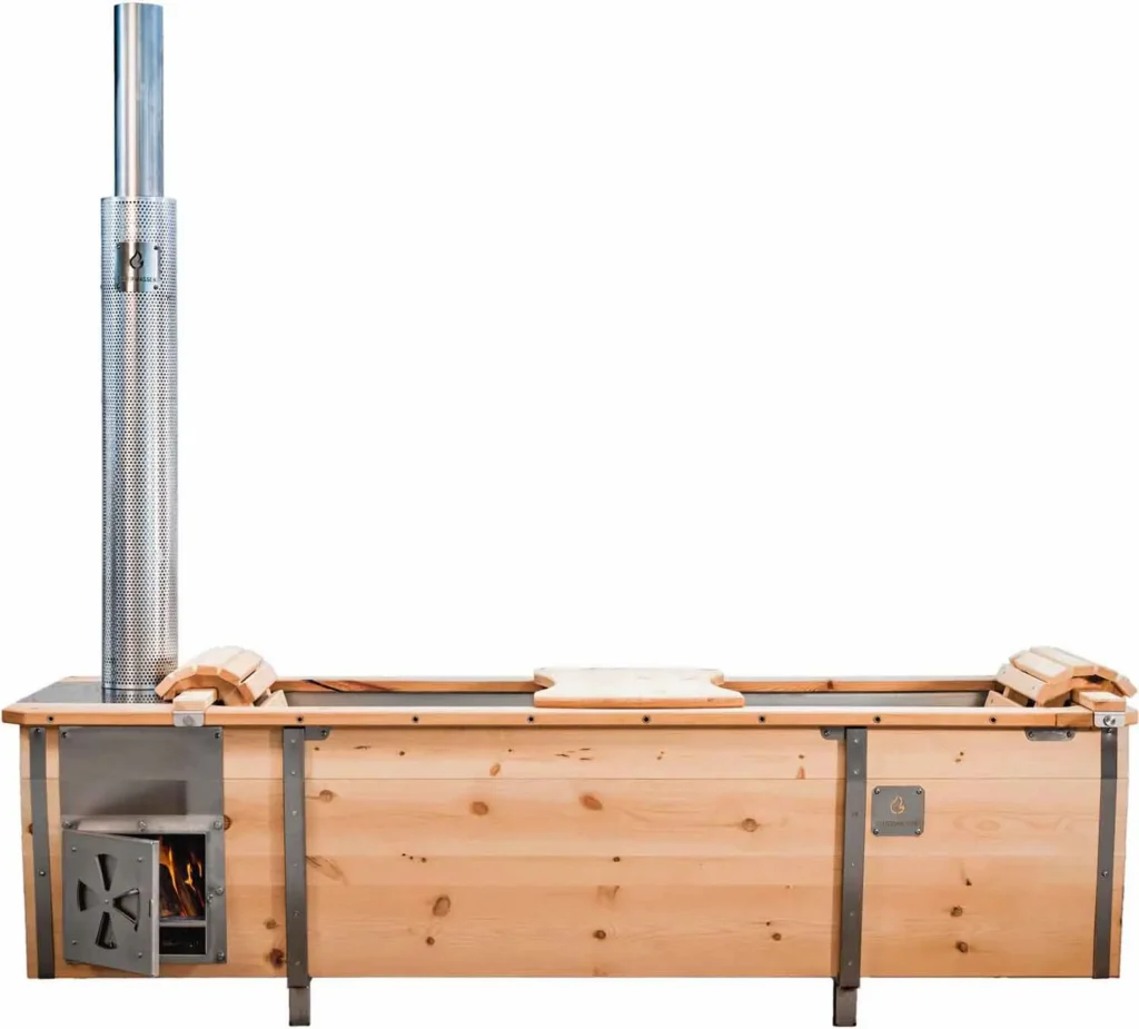 Outdoor-Badewanne aus Kiefer-Vollholz und V4A-Edelstahl als freigestellte Produktaufnahme mit brennendem Holzofen – Feuerwasser