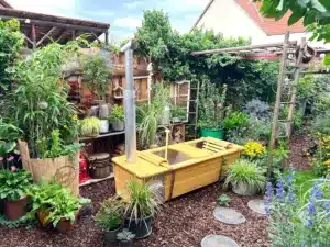 Outdoor-Badewanne aus V4A-Edelstahl mit Kiefernholz in wildem Naturgarten