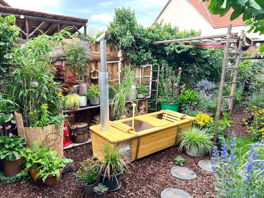 Outdoor-Badewanne aus V4A-Edelstahl mit Kiefernholz in wildem Naturgarten
