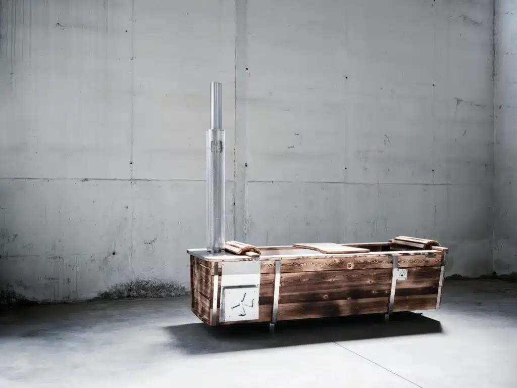 Outdoor-Badewanne Special Edition von Feuerwasser mit geflämmter Holzverkleidung in der Werkstatt