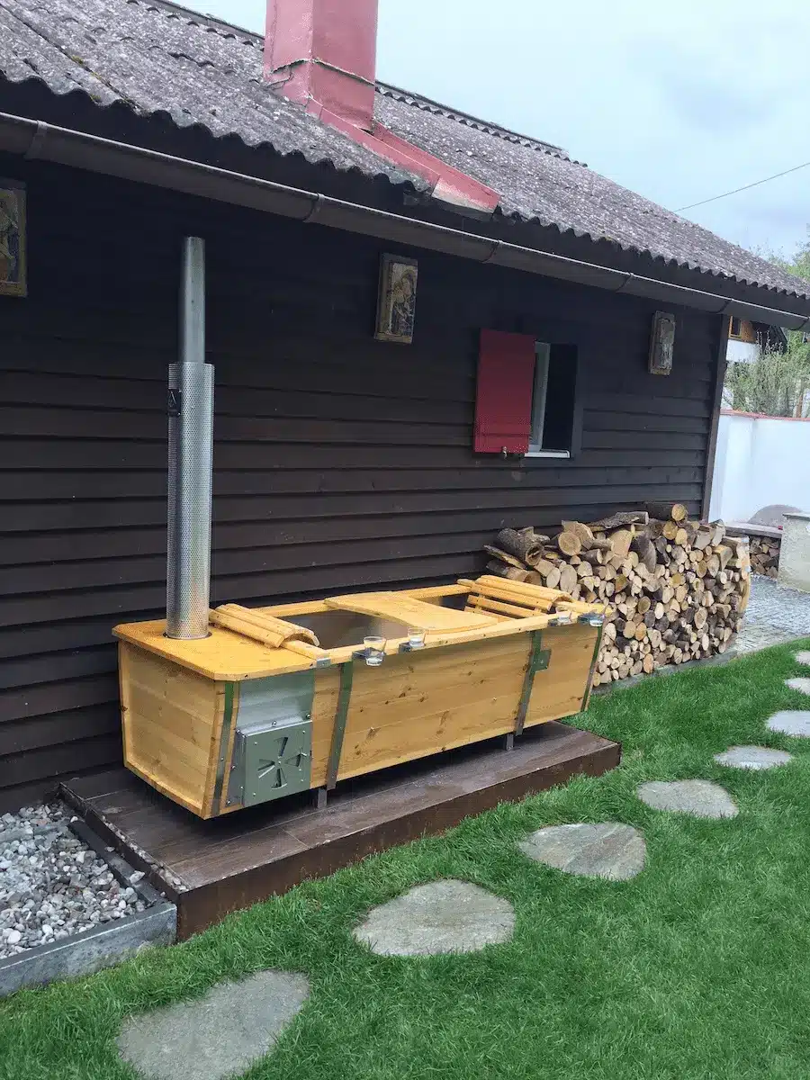 Feuerwasser Outdoor-Badewanne aus V4A-Edelstahl und Kiefernholz beim Holzhaus