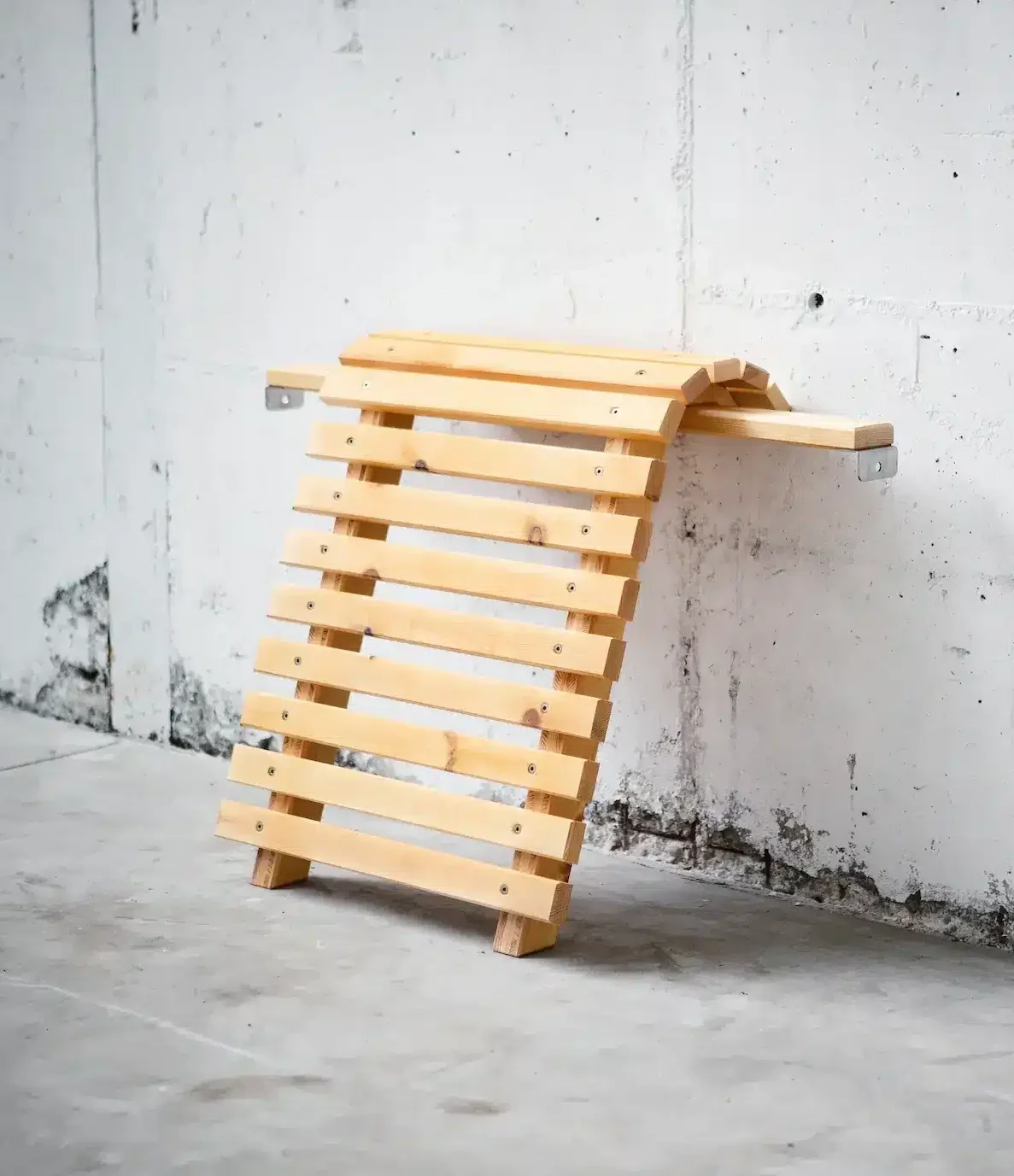 Lehne der Outdoor-Badewanne von Feuerwasser aus Kiefer-Vollholz in der Werkstatt