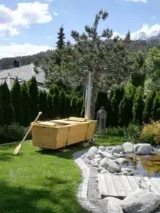 Beheizbare Outdoor-Badewanne von Feuerwasser am Gartenteich in Wiese