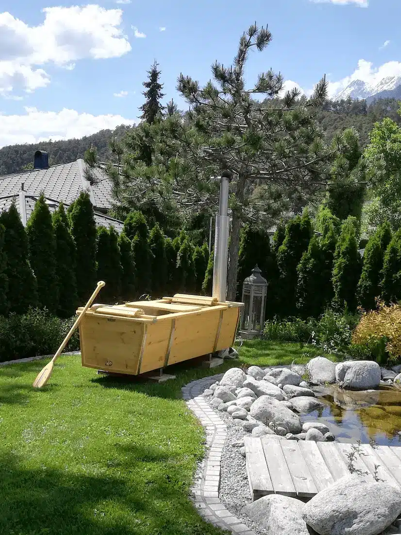 Beheizbare Outdoor-Badewanne von Feuerwasser am Gartenteich in Wiese