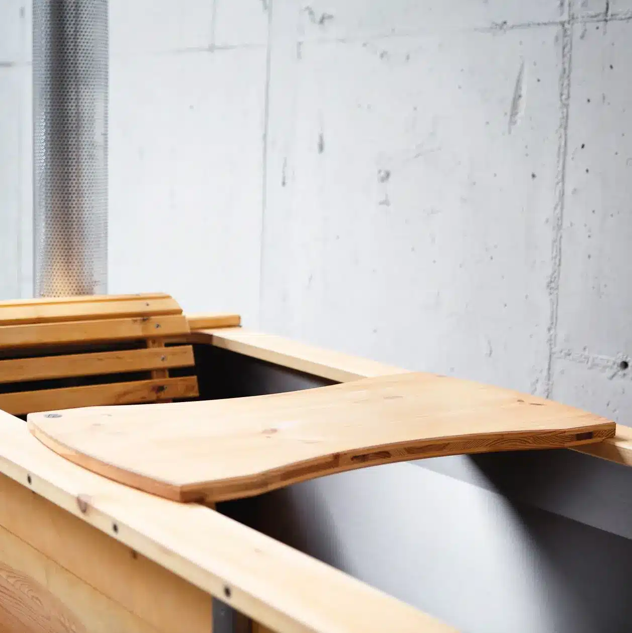 Abnehmbares Tischchen der Outdoor-Badewanne von Feuerwasser aus Kiefer-Vollholz