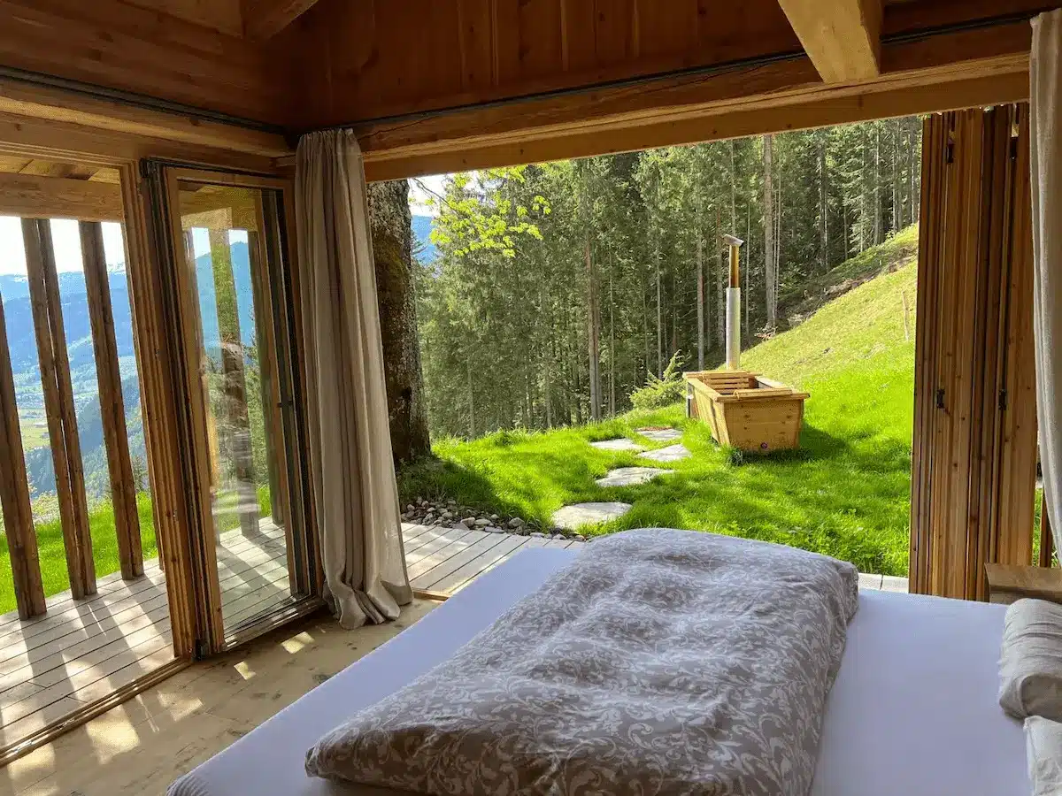 Outdoor-Badewanne von Feuerwasser beim Chalet – beheizbare Wanne aus V4A-Edelstahl und Kiefernholz mit Blick in die Natur
