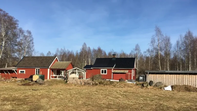 Hof in Schweden, auf dem Martin sein erstes Feuerwasser Badefass gebaut hat