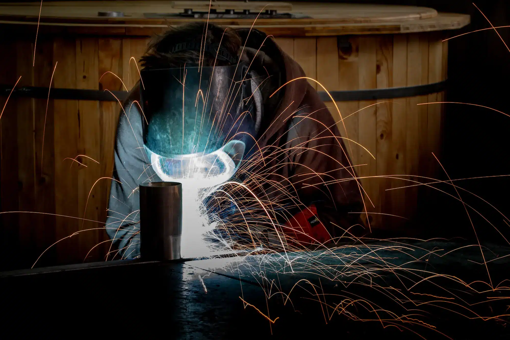 Schweißer bei der Herstellung von Edelstahlteilen für Feuerwasser Produkte