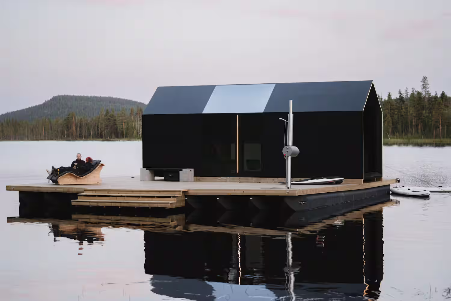 Outdoor-Dusche aus Edelstahl auf einer Holzterrasse am See, Referenz AlphaOne