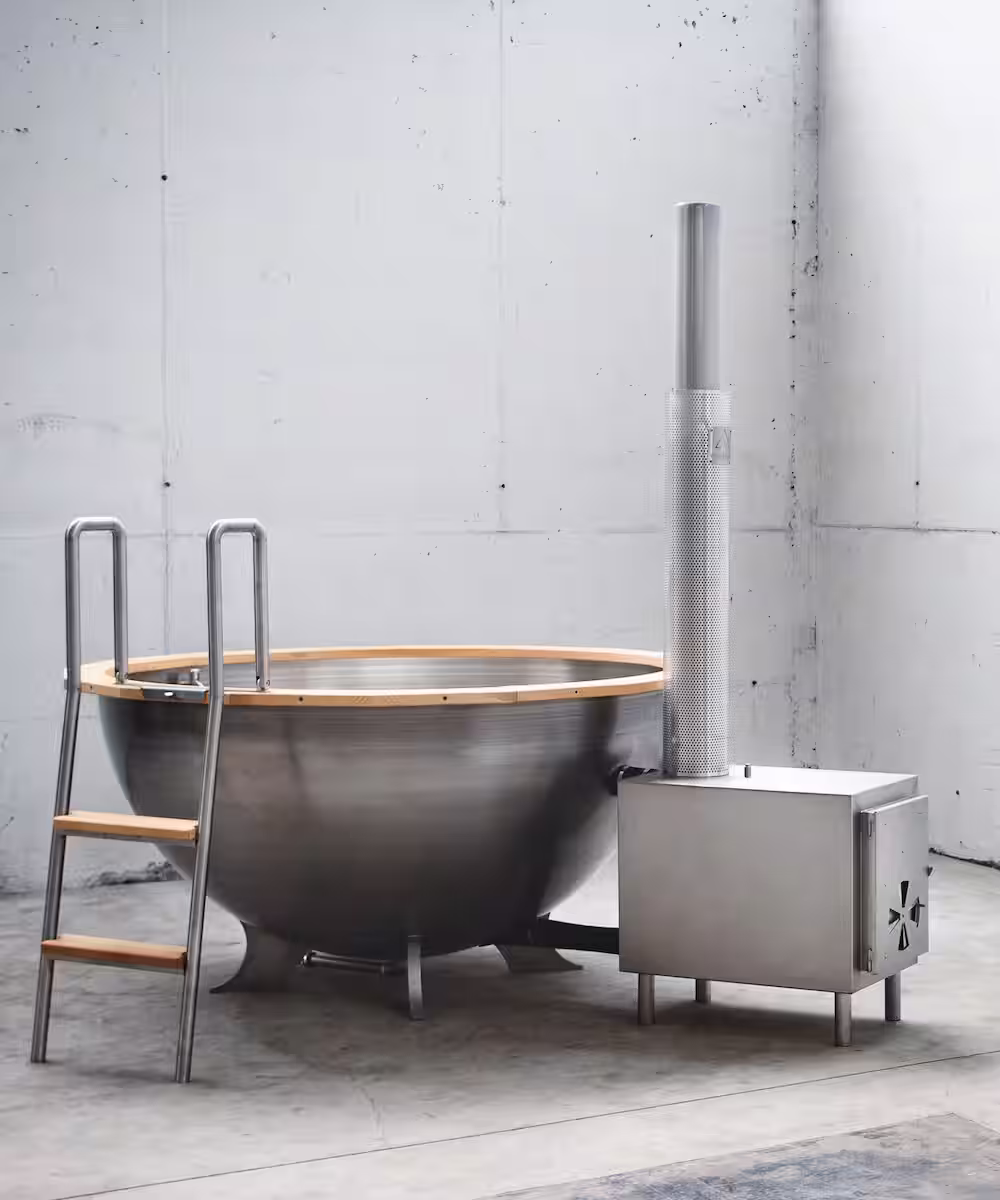 Edelstahl-Badezuber von Feuerwasser freigestellt