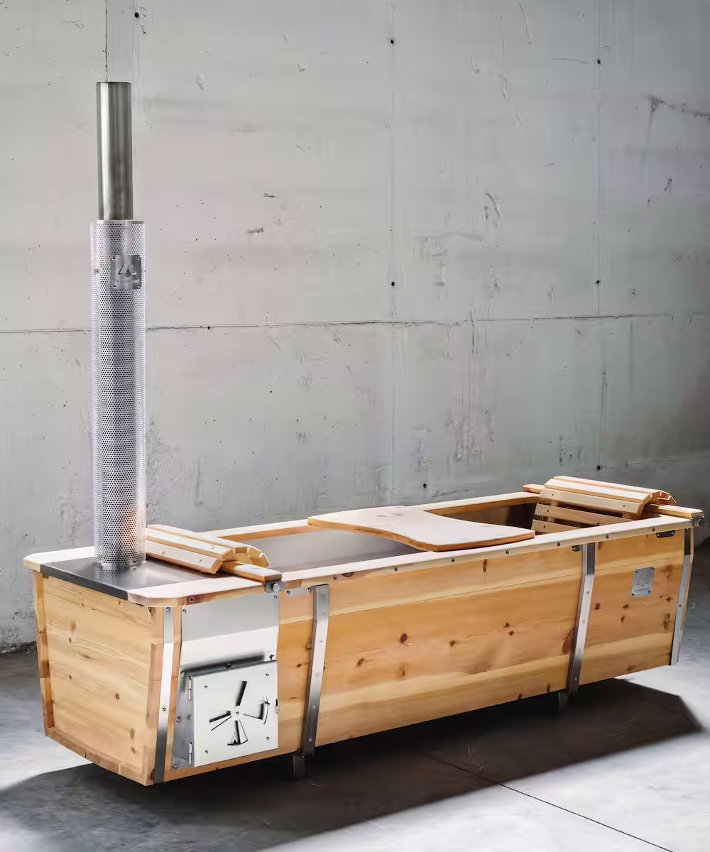 Outdoor-Badewanne Wanne von Feuerwasser freigestellt