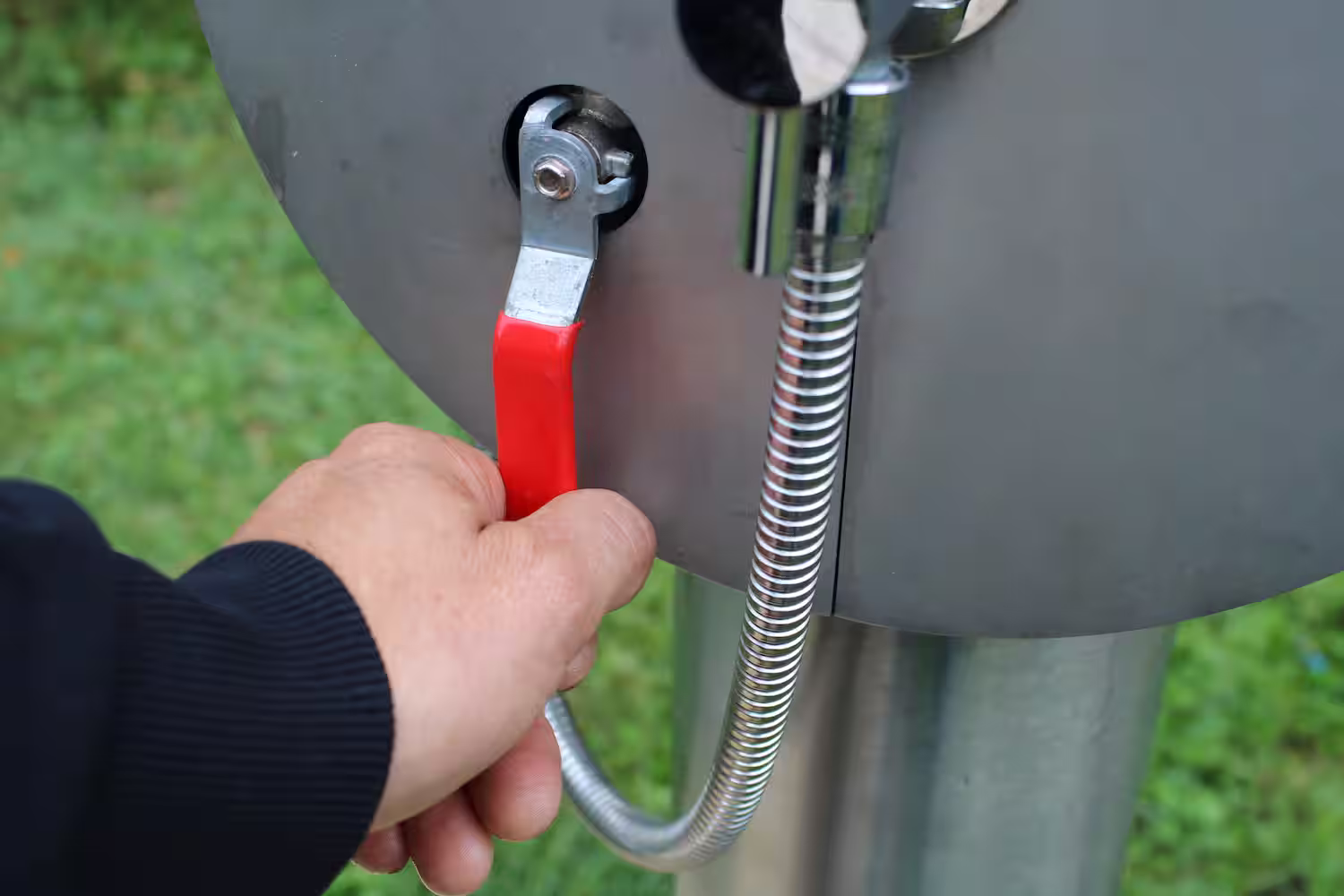 Outdoor shower: bleeding the air with the red lever
