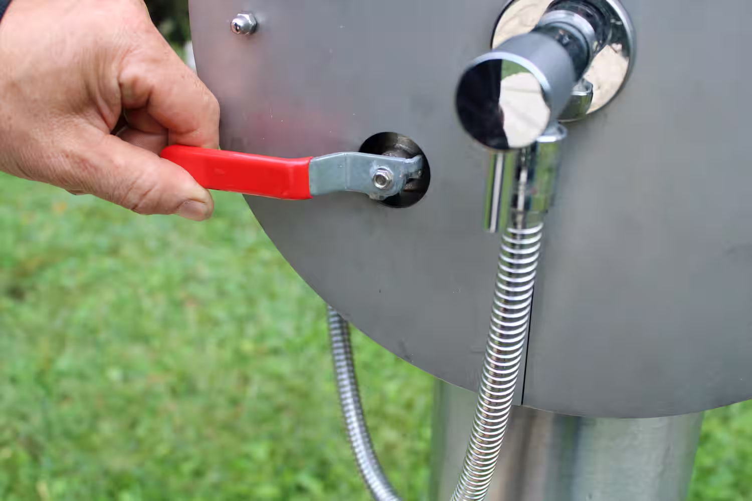 Outdoor shower: red lever in its end position